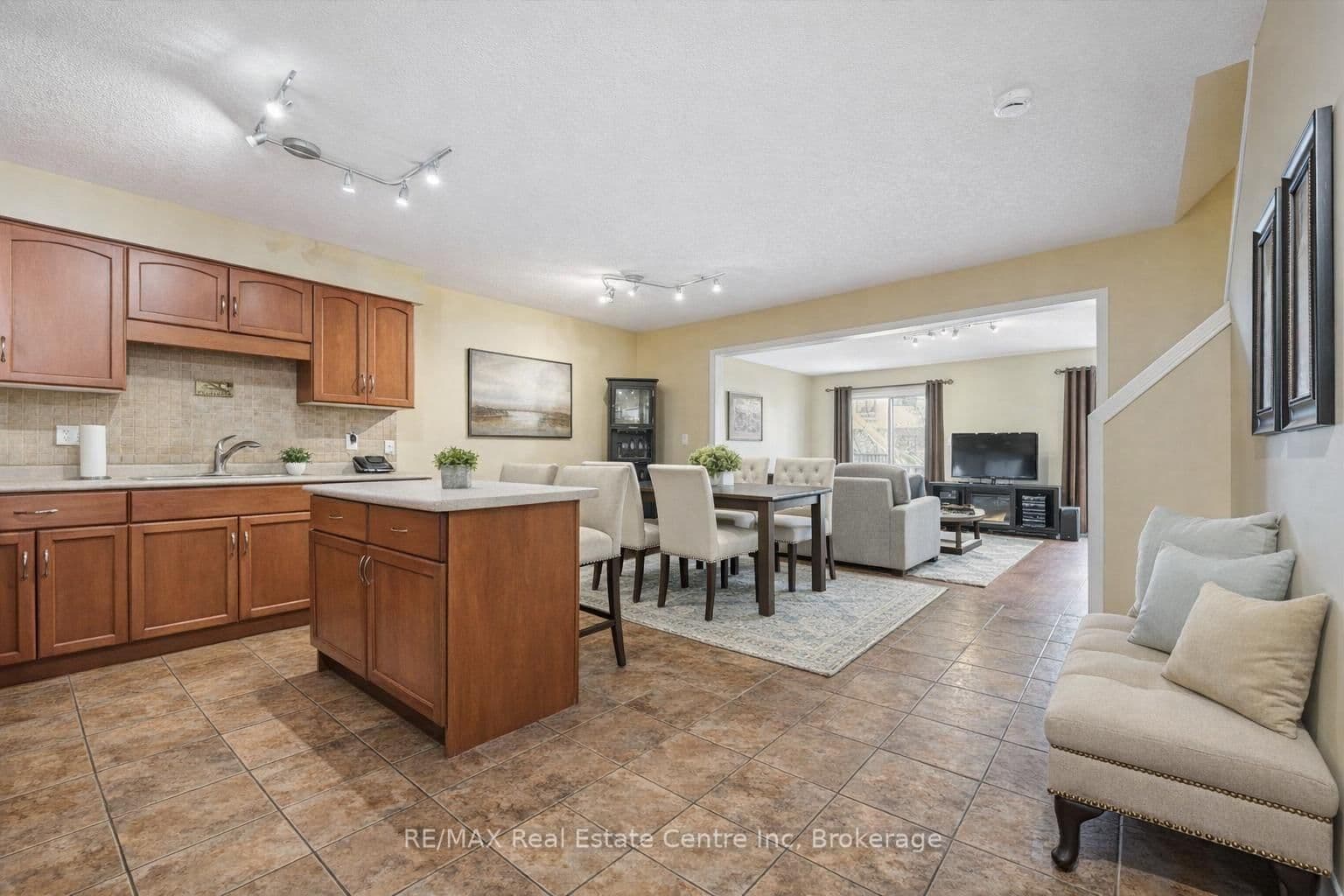 210 DAWN Avenue, Unit 38 thumbnail 2