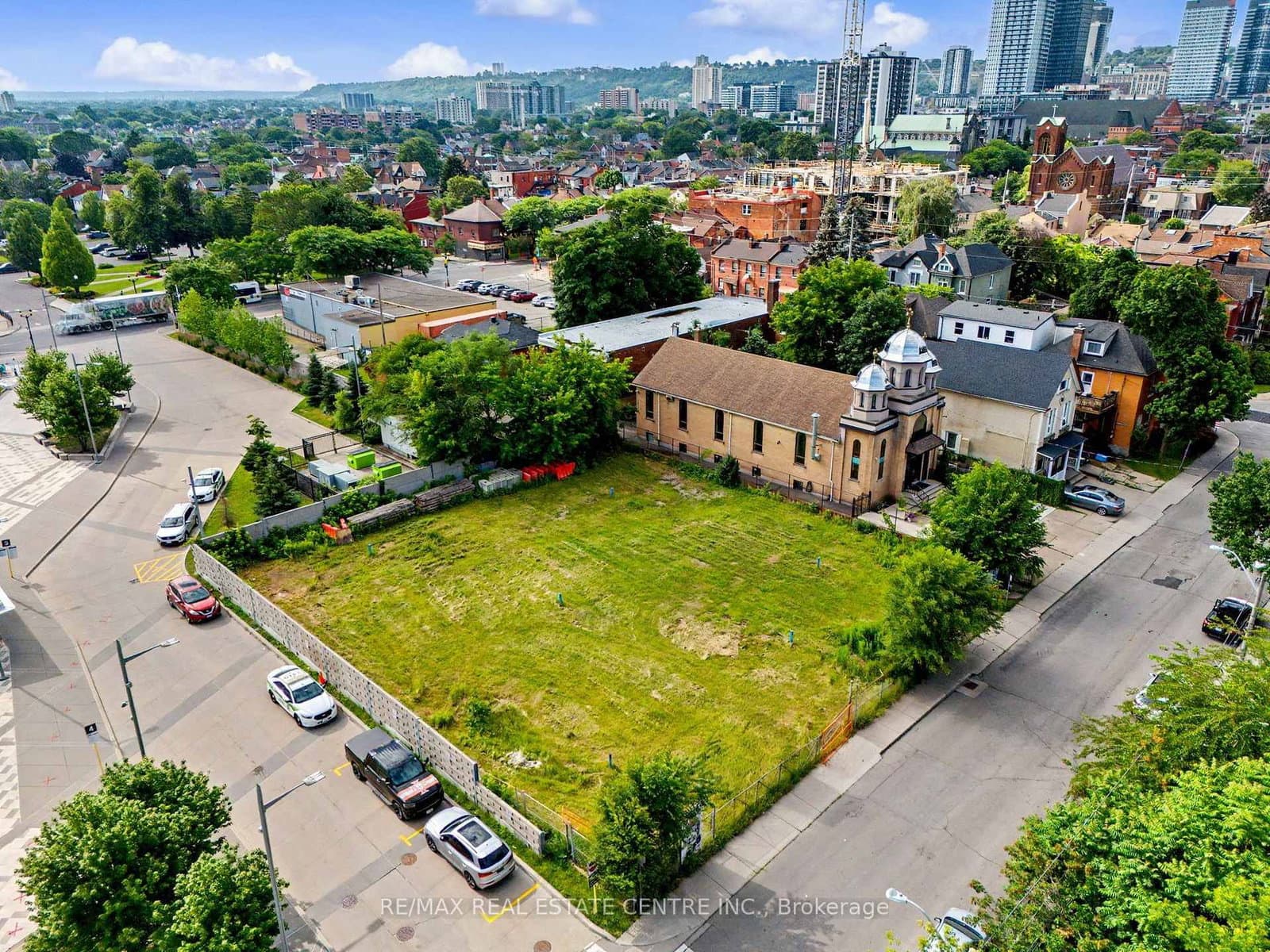 282 MacNab Street N thumbnail 17