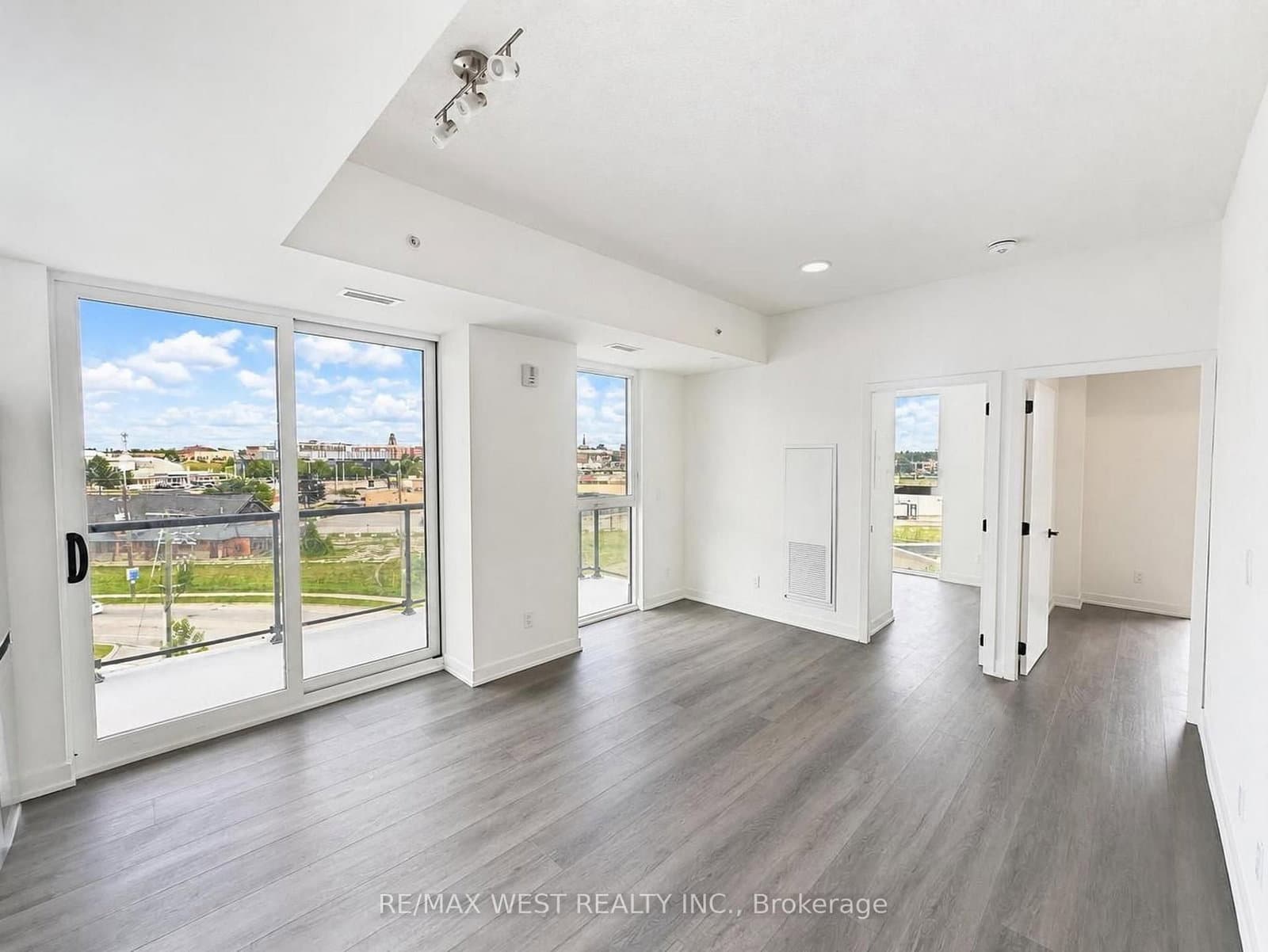 33 Erie Avenue, Unit 501 thumbnail 2