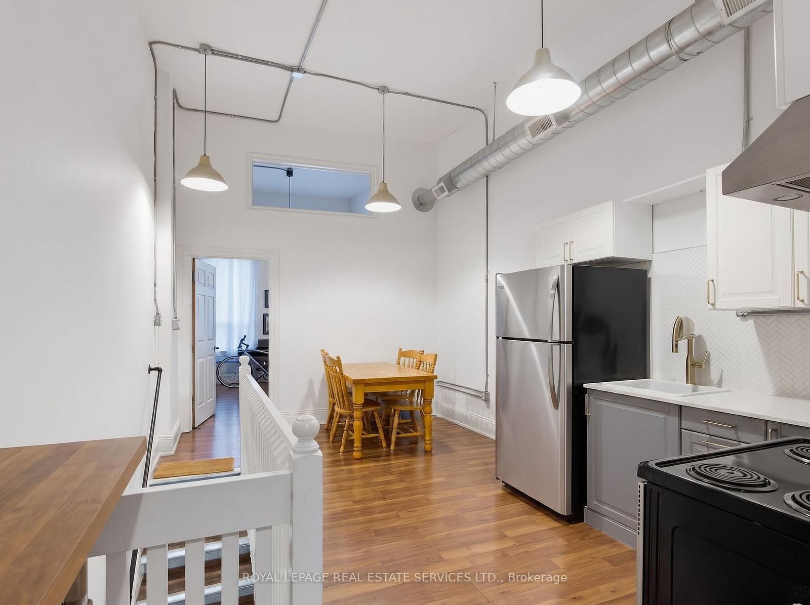183 King Street E thumbnail 23
