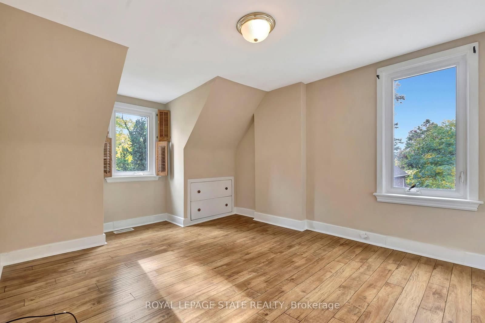 121 King Street E thumbnail 19