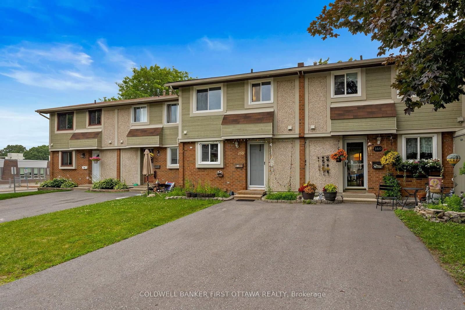 158 Barrow Crescent, Unit 19 thumbnail 4