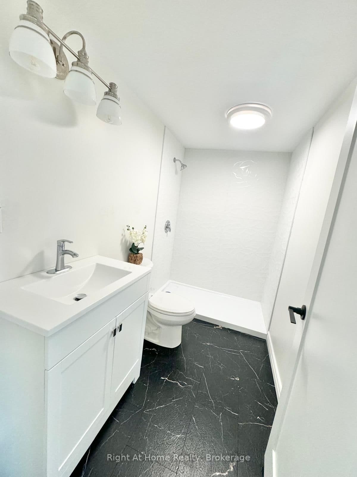 216 Hatt Street thumbnail 10