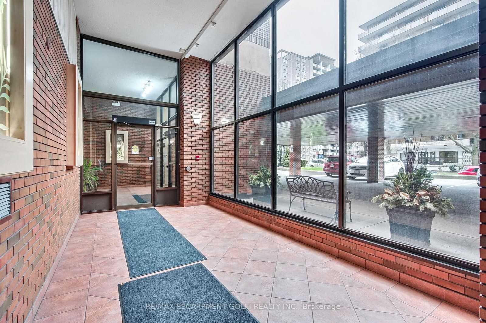 222 Jackson Street W, Unit 305 thumbnail 2