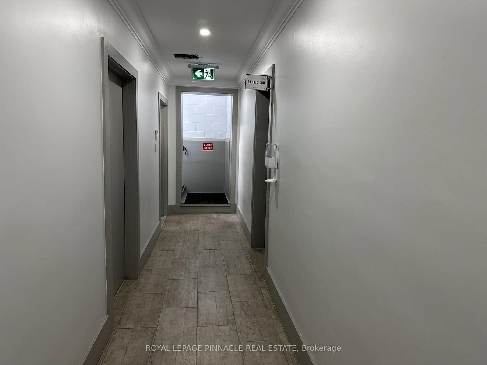 70 E King Street E thumbnail 10