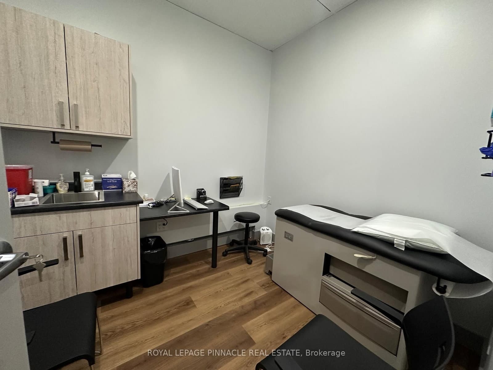 70 E King Street E thumbnail 4