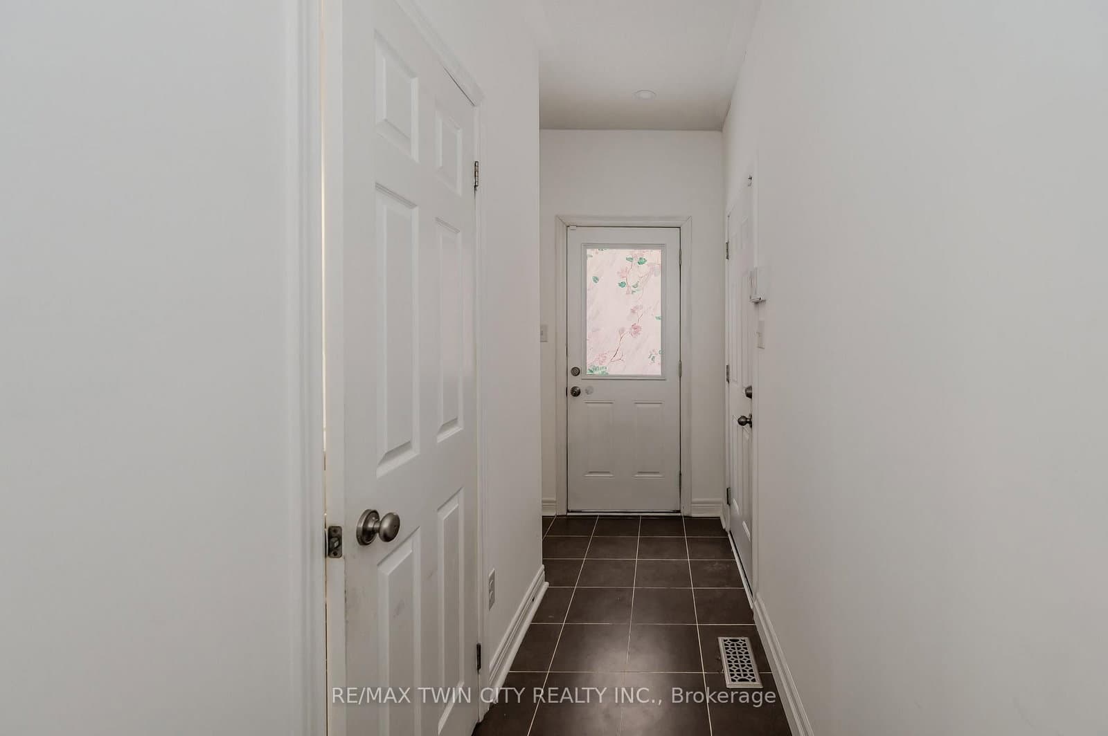 498 Thomas Slee Drive thumbnail 18