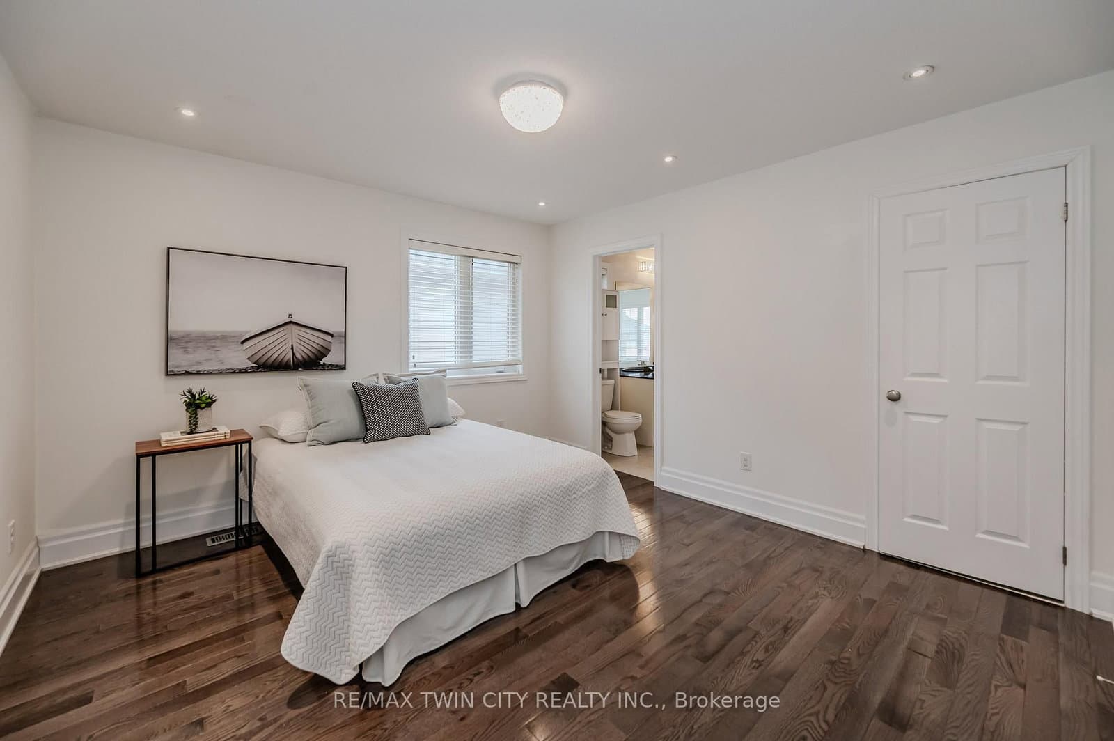 498 Thomas Slee Drive thumbnail 25