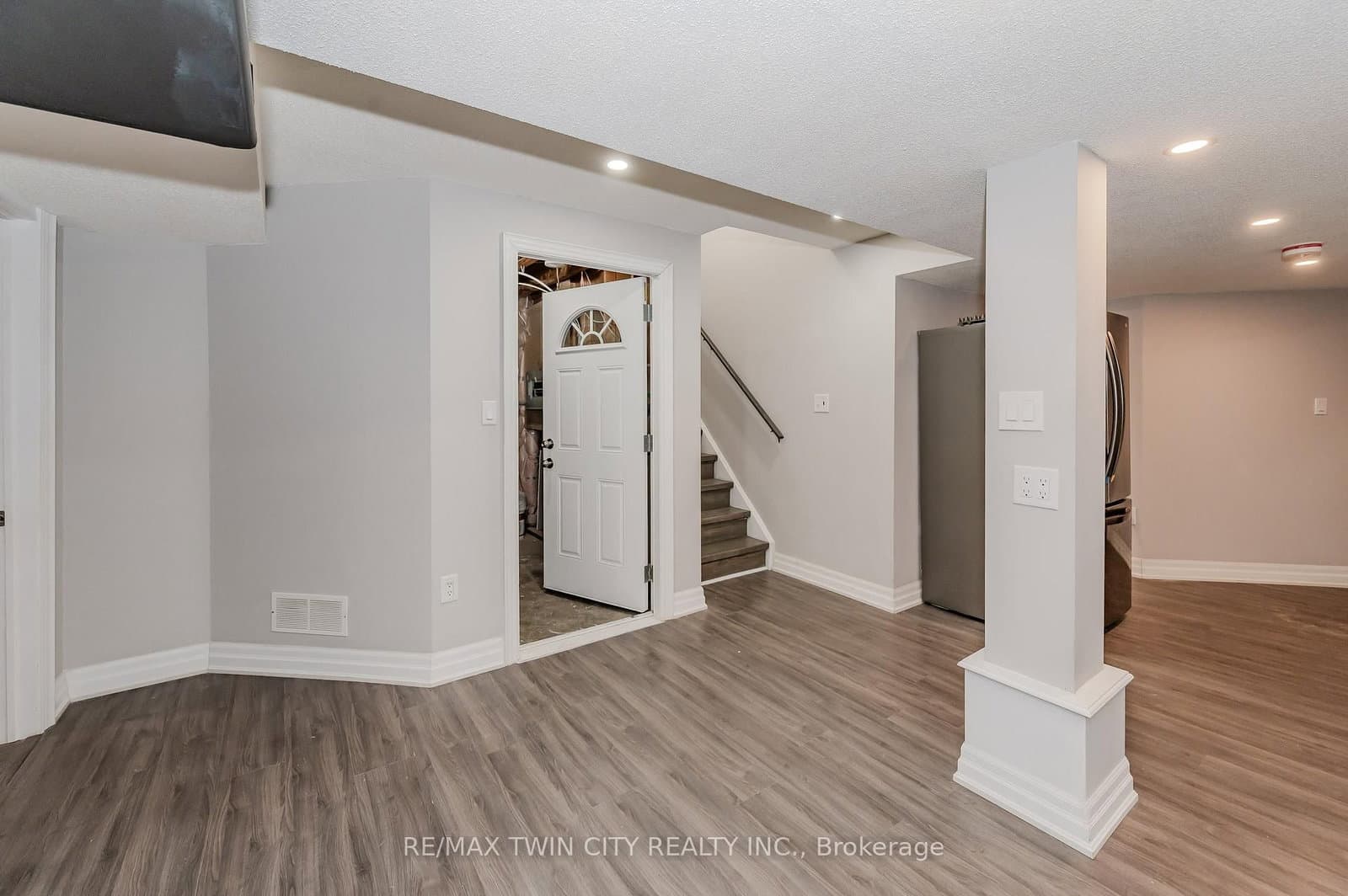 498 Thomas Slee Drive thumbnail 37