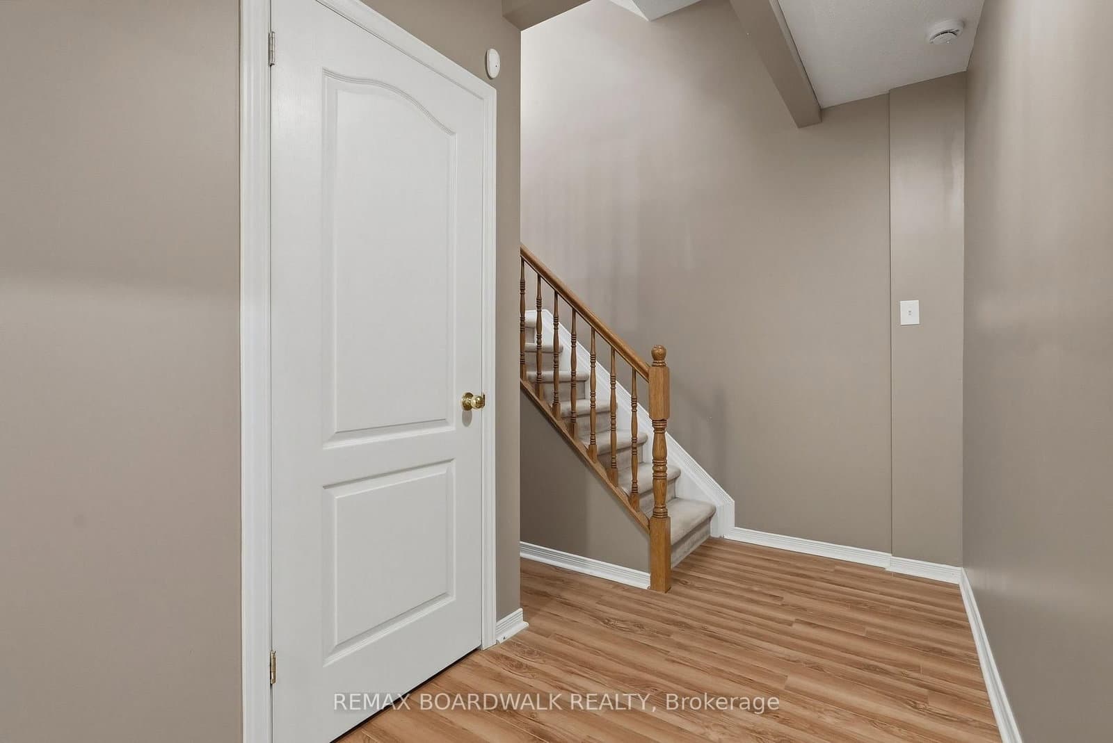 5981 Pineglade Crescent thumbnail 26