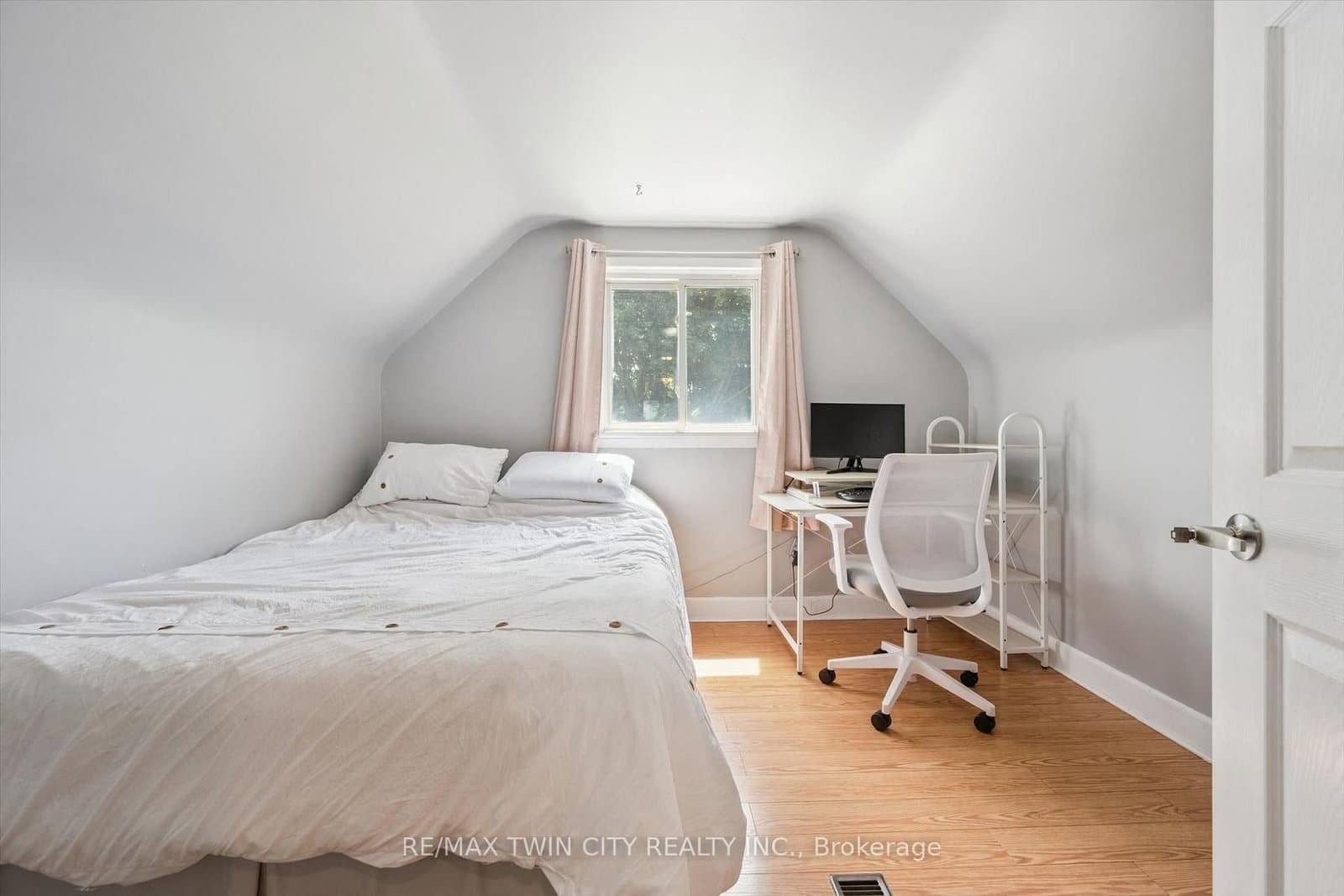 129 Florence Avenue thumbnail 30