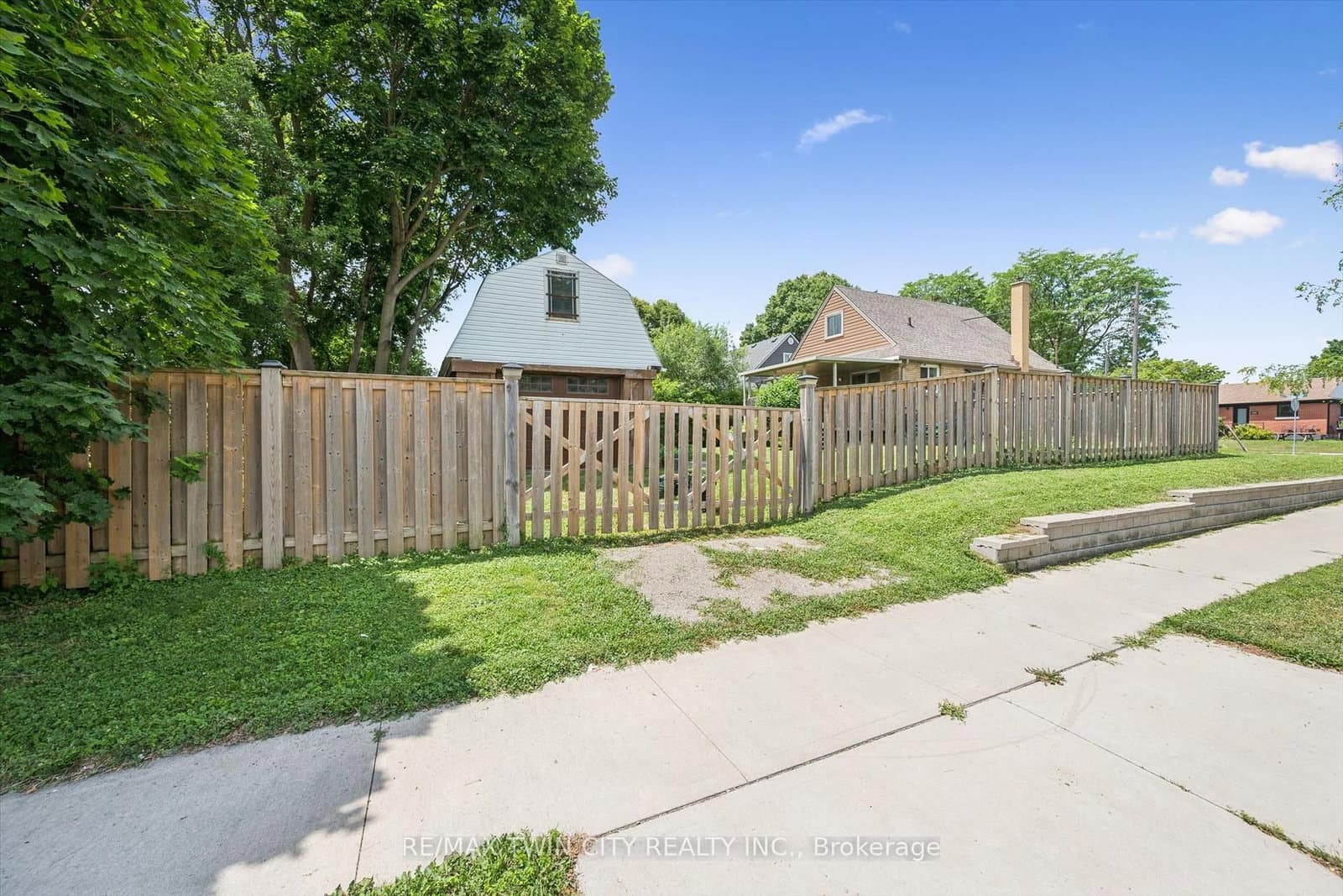 129 Florence Avenue thumbnail 5