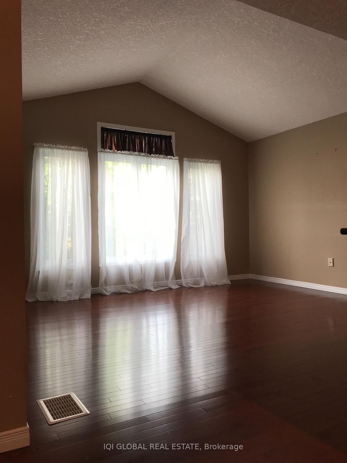 565 Wild Iris Avenue thumbnail 4
