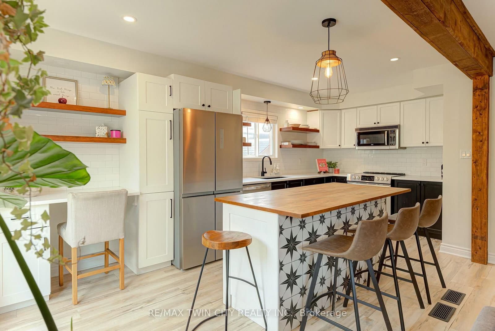 799 Commonwealth Crescent thumbnail 12