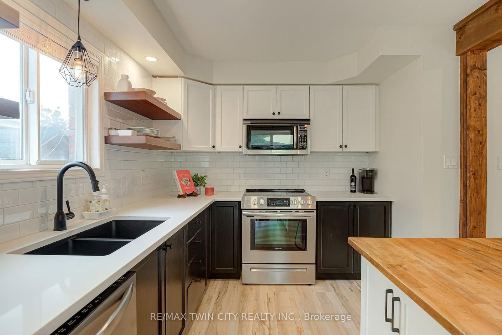 799 Commonwealth Crescent thumbnail 13
