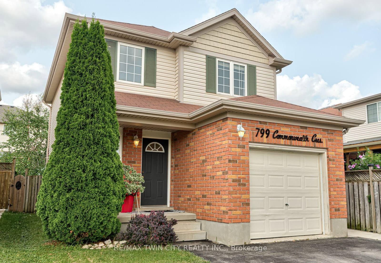 799 Commonwealth Crescent thumbnail 2