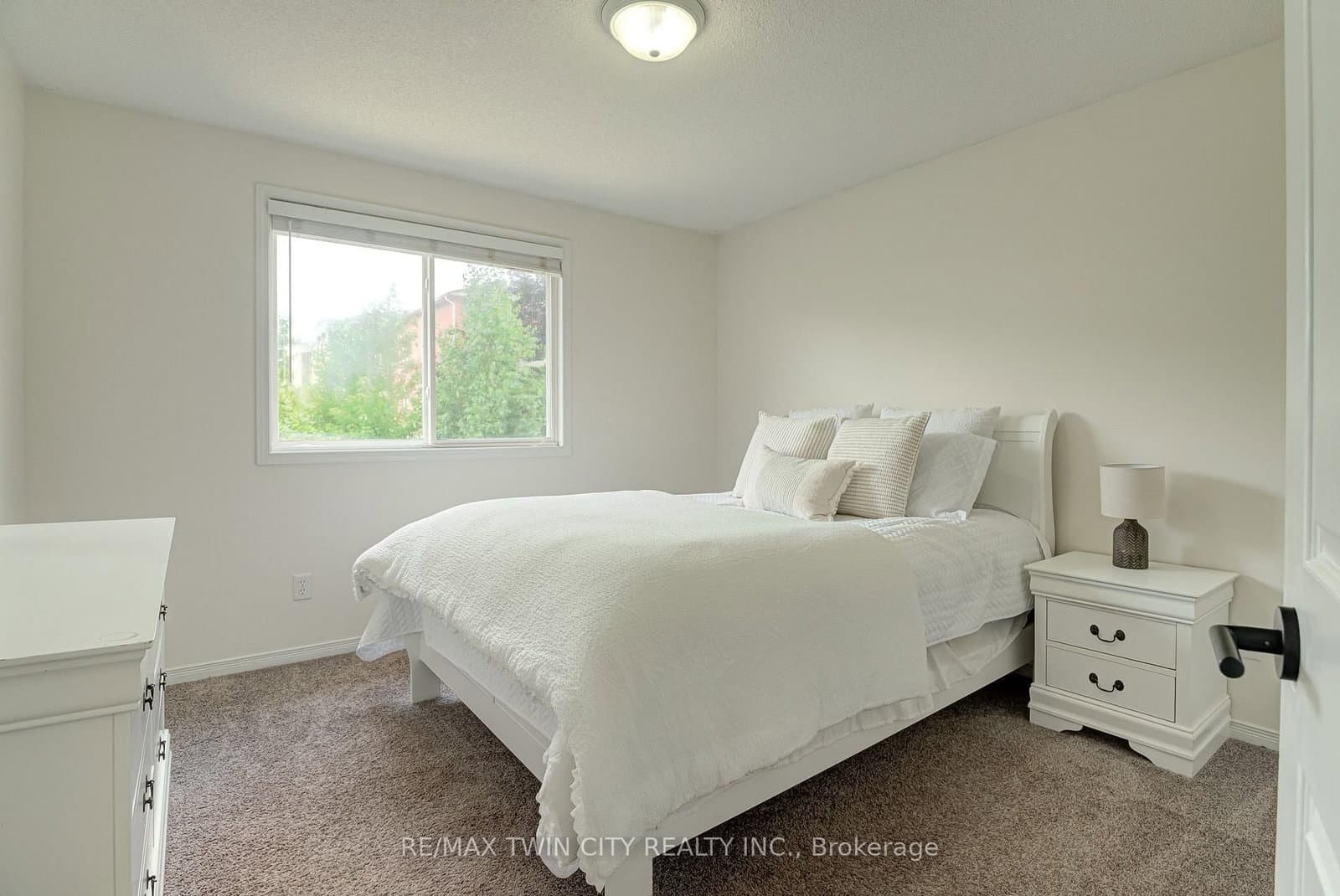799 Commonwealth Crescent thumbnail 20