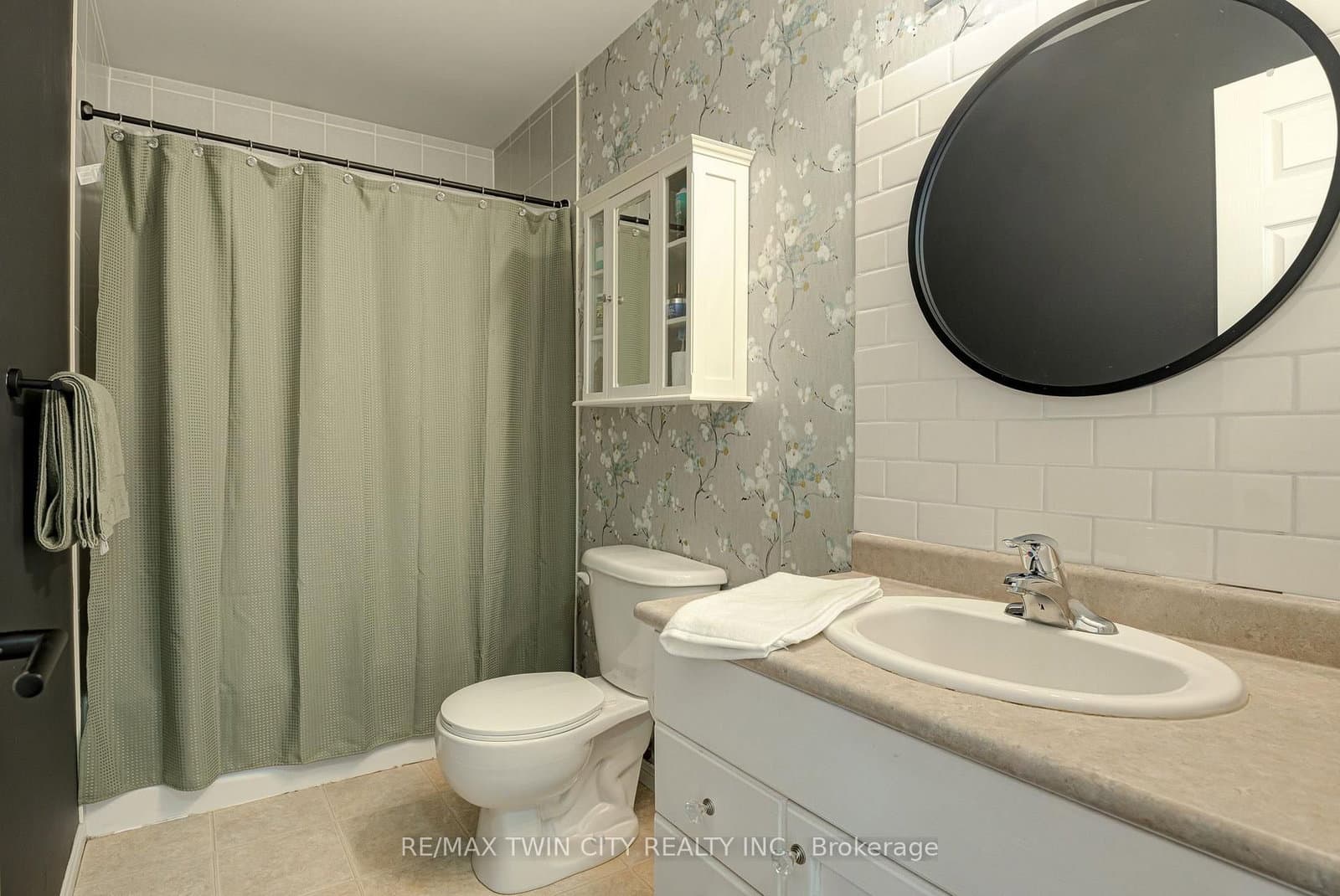 799 Commonwealth Crescent thumbnail 23