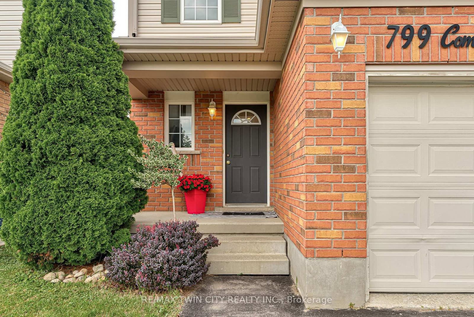 799 Commonwealth Crescent thumbnail 3