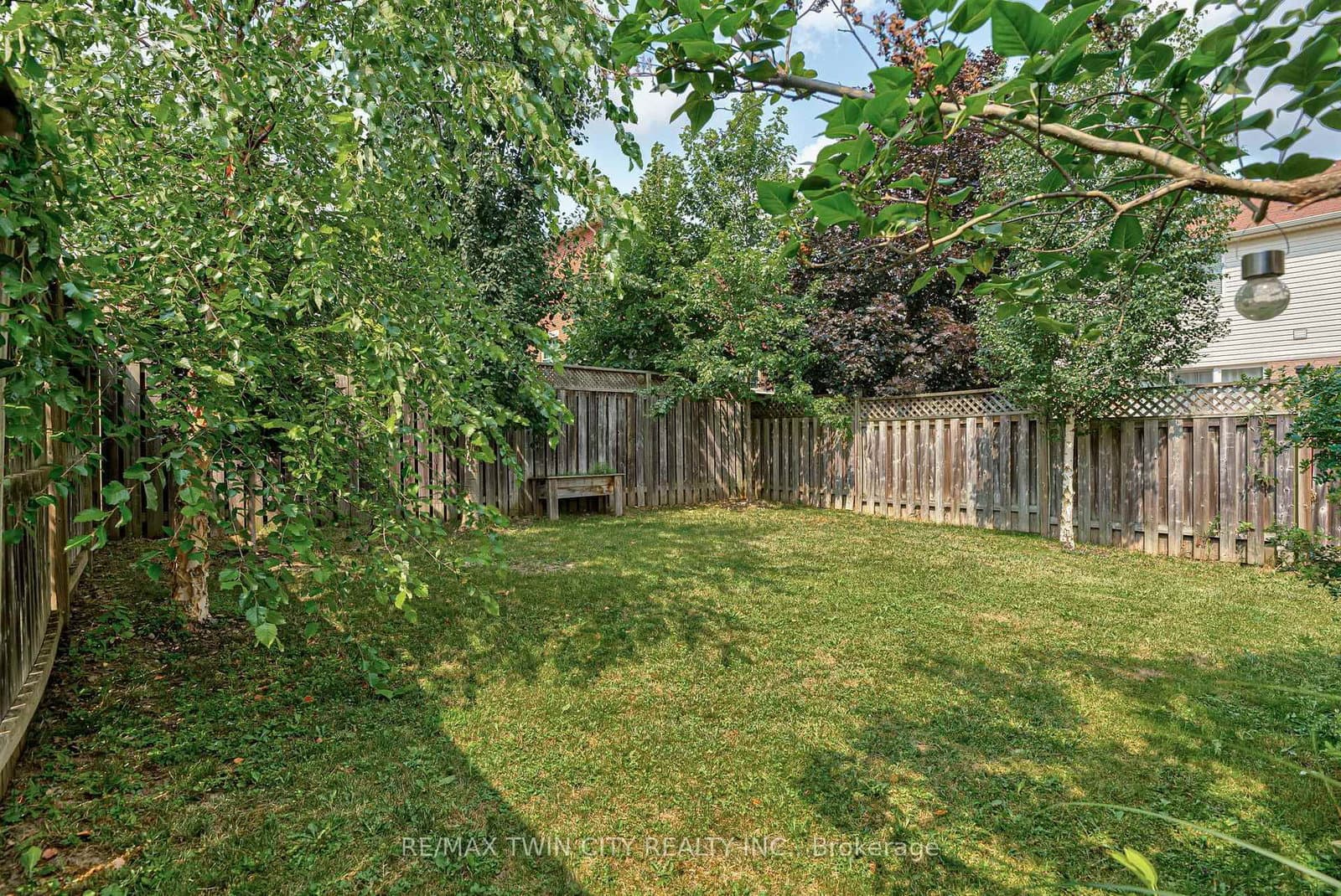 799 Commonwealth Crescent thumbnail 30