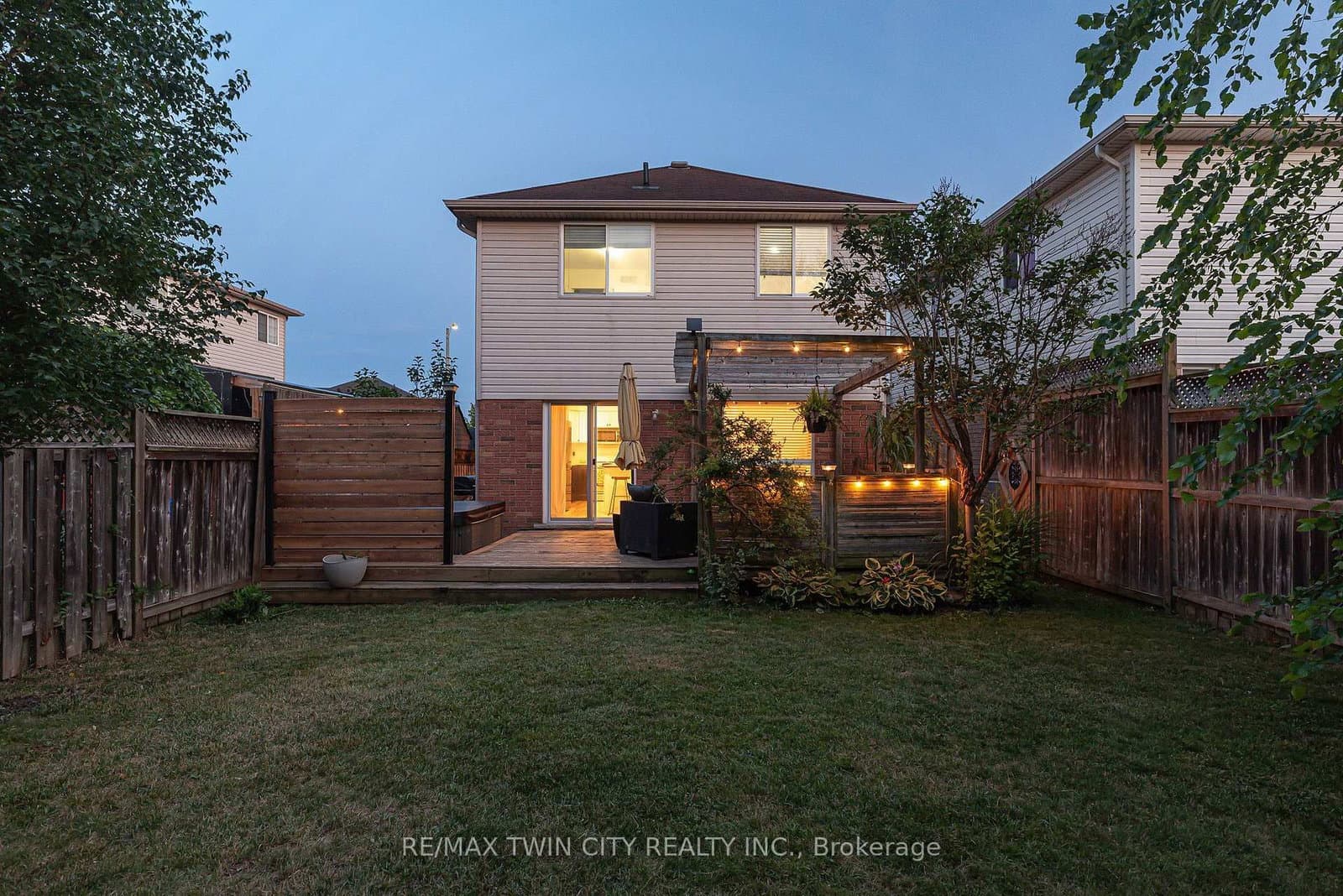 799 Commonwealth Crescent thumbnail 32