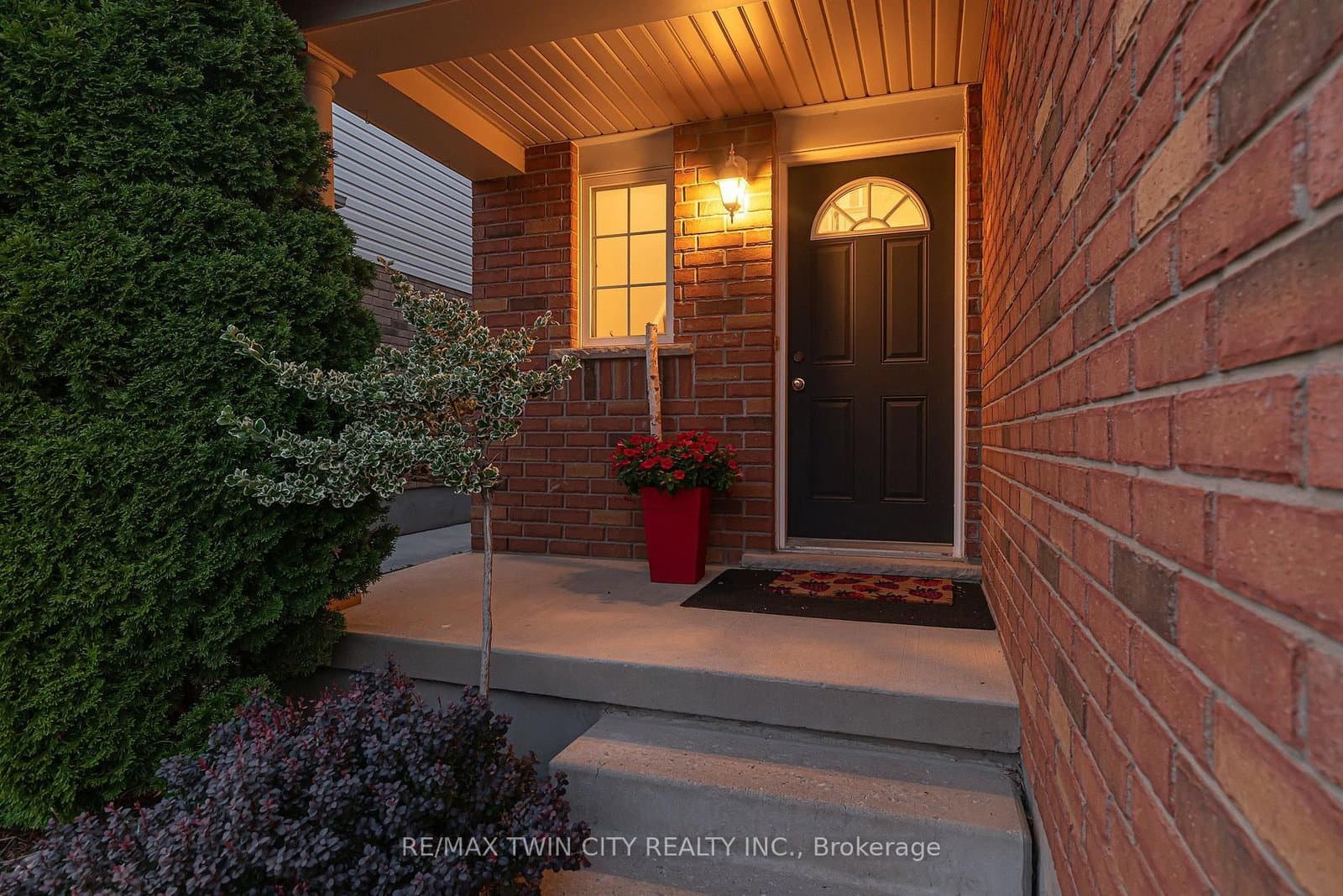 799 Commonwealth Crescent thumbnail 4