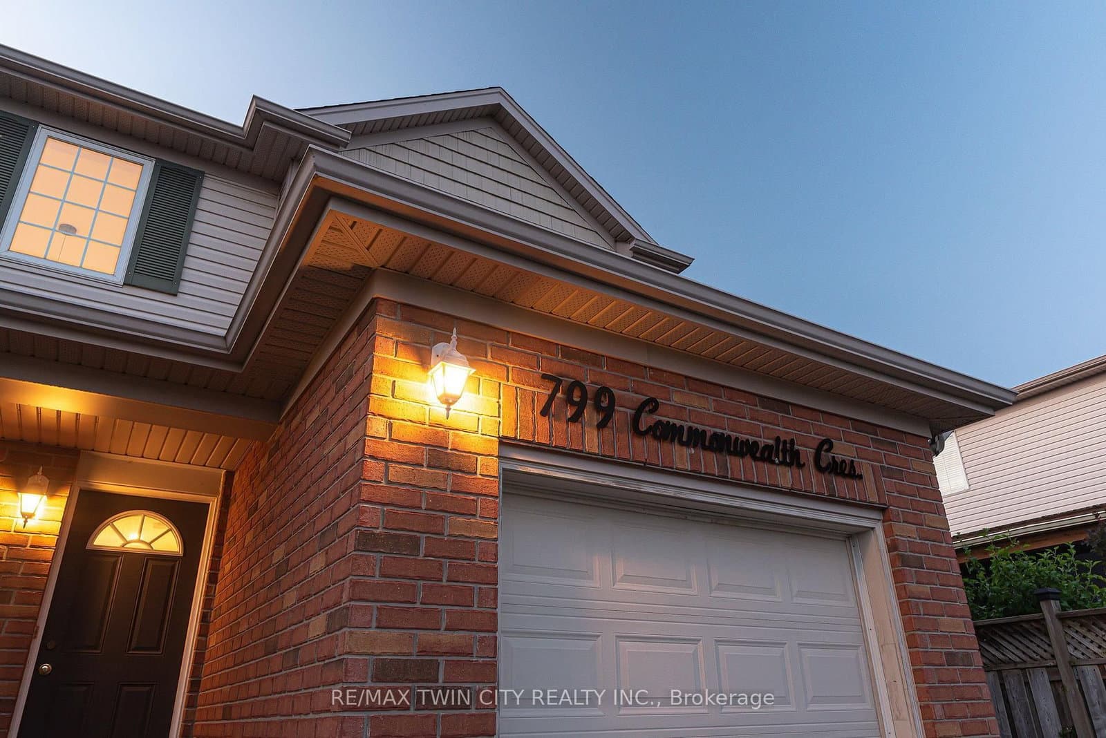 799 Commonwealth Crescent thumbnail 5