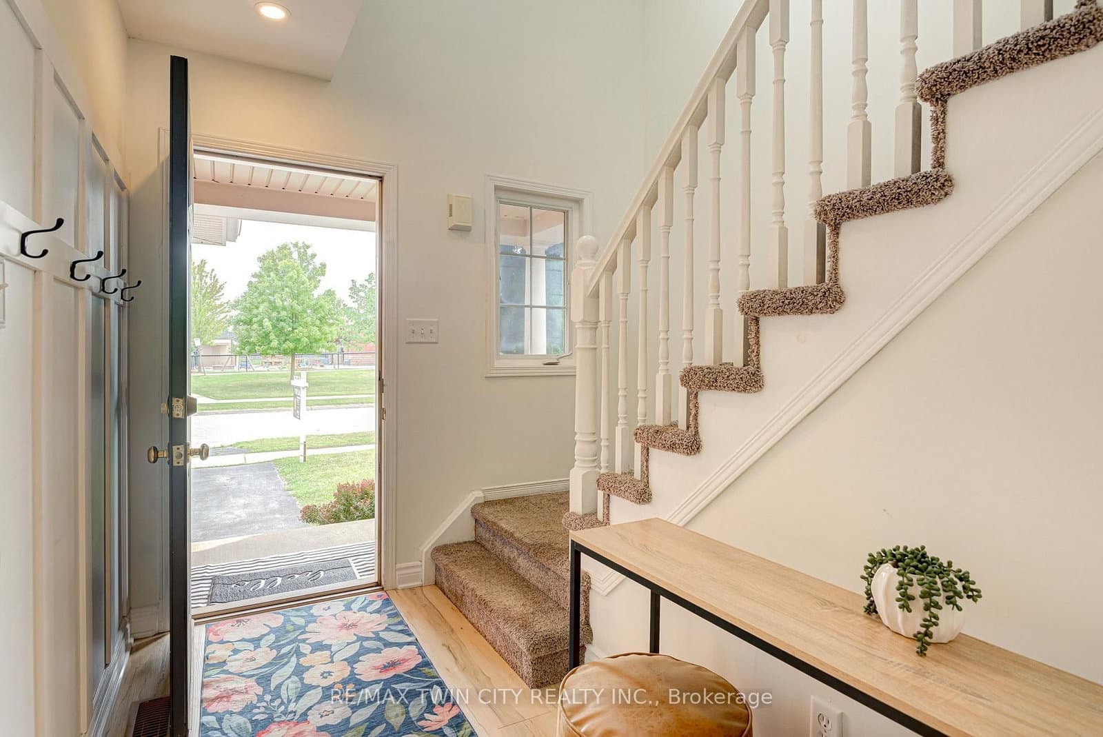 799 Commonwealth Crescent thumbnail 6