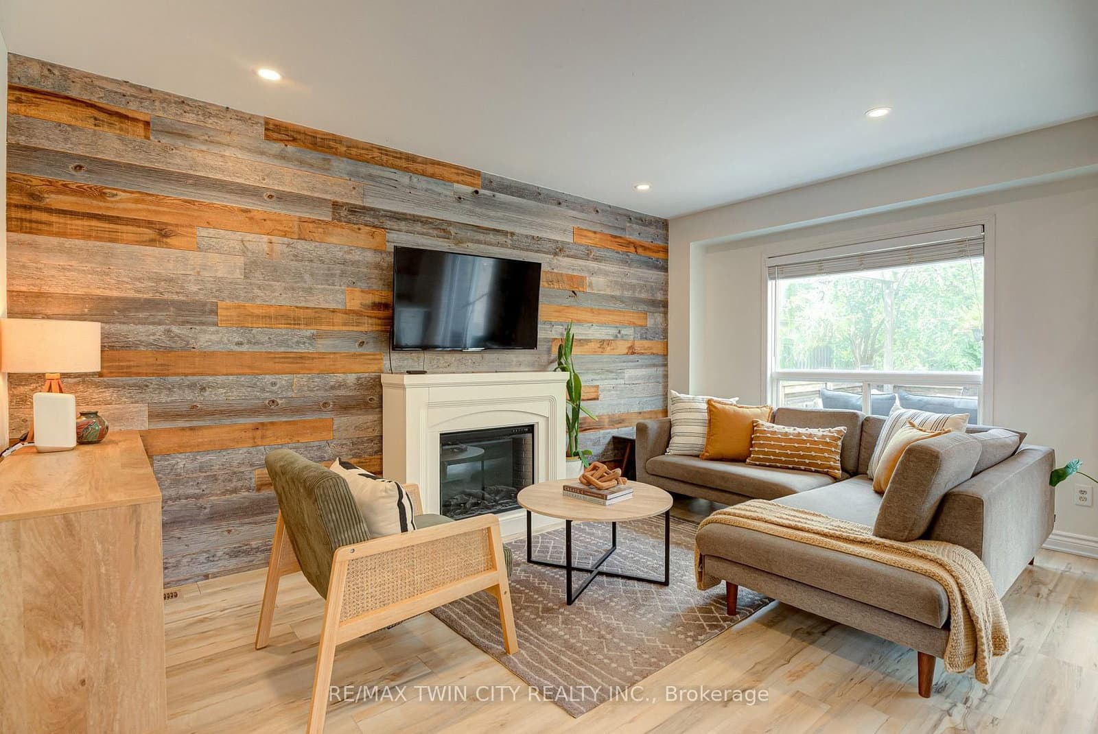 799 Commonwealth Crescent thumbnail 8