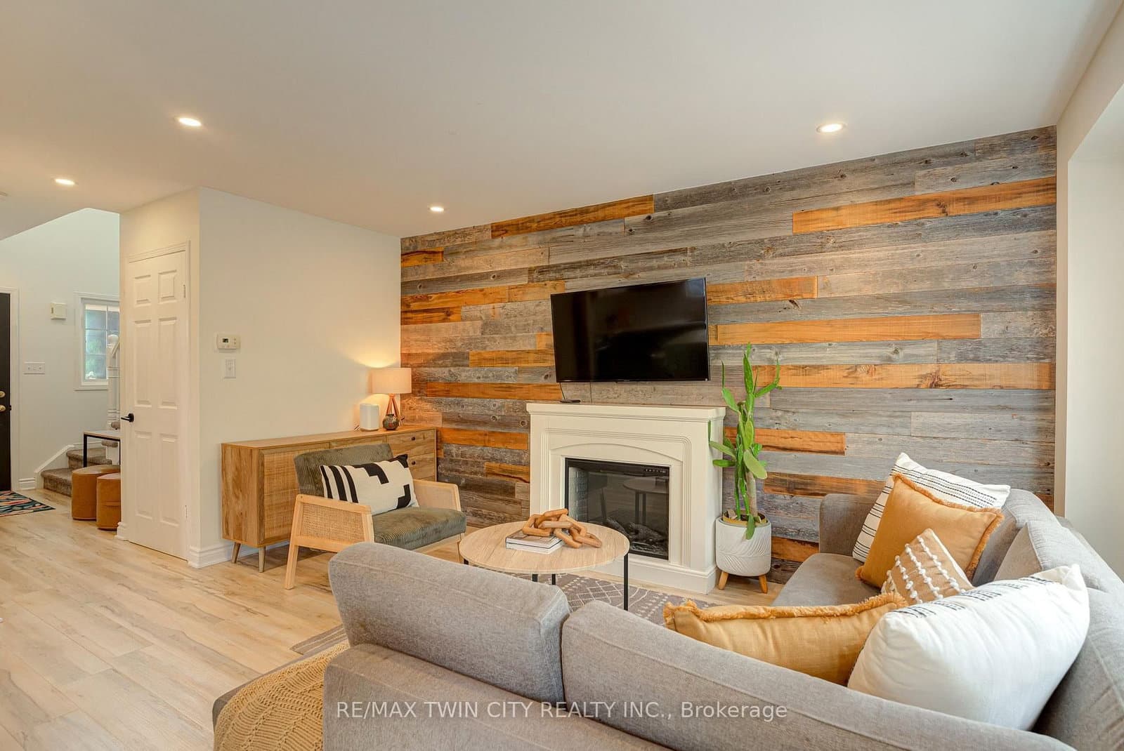 799 Commonwealth Crescent thumbnail 9