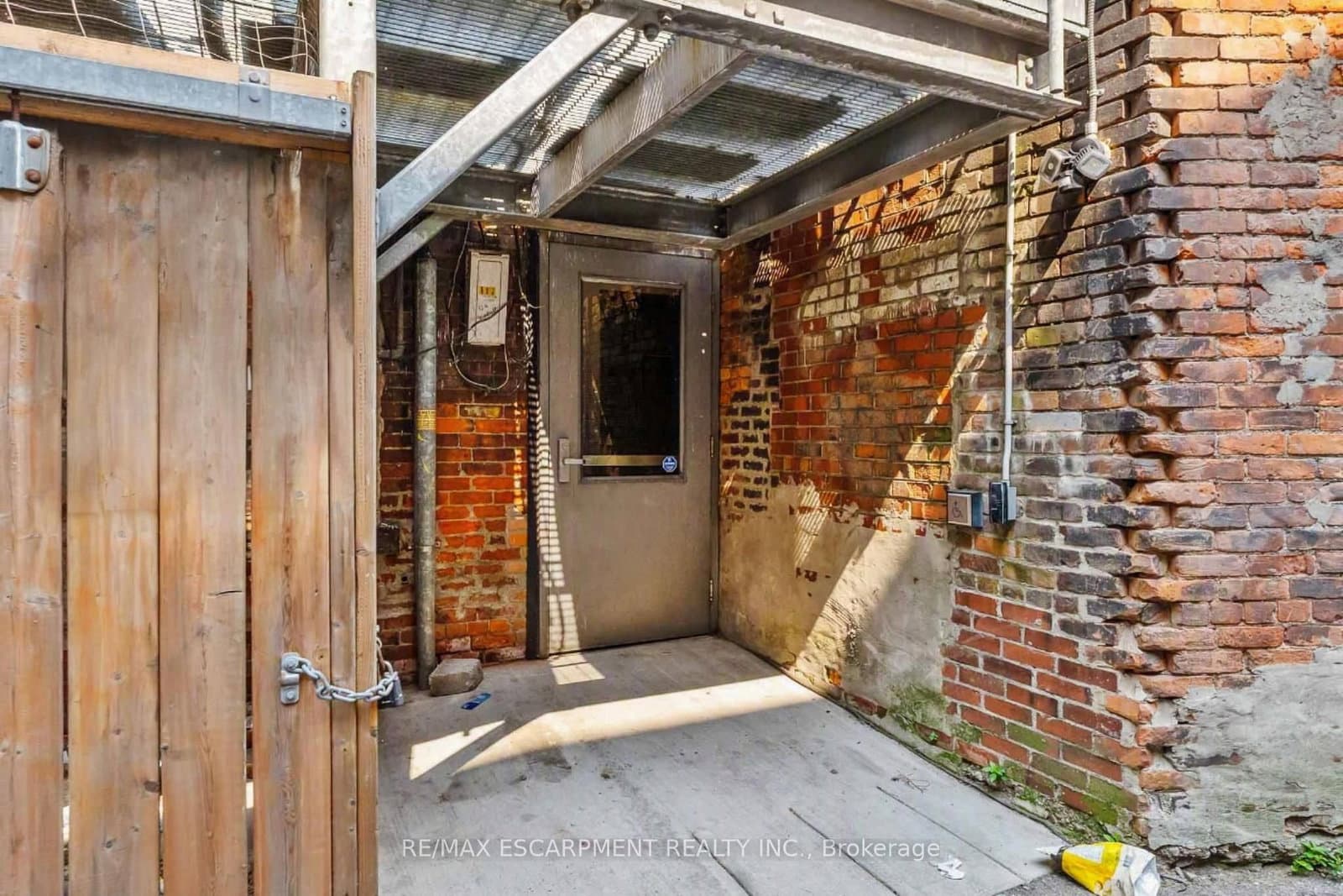 6 JOHN Street N thumbnail 22