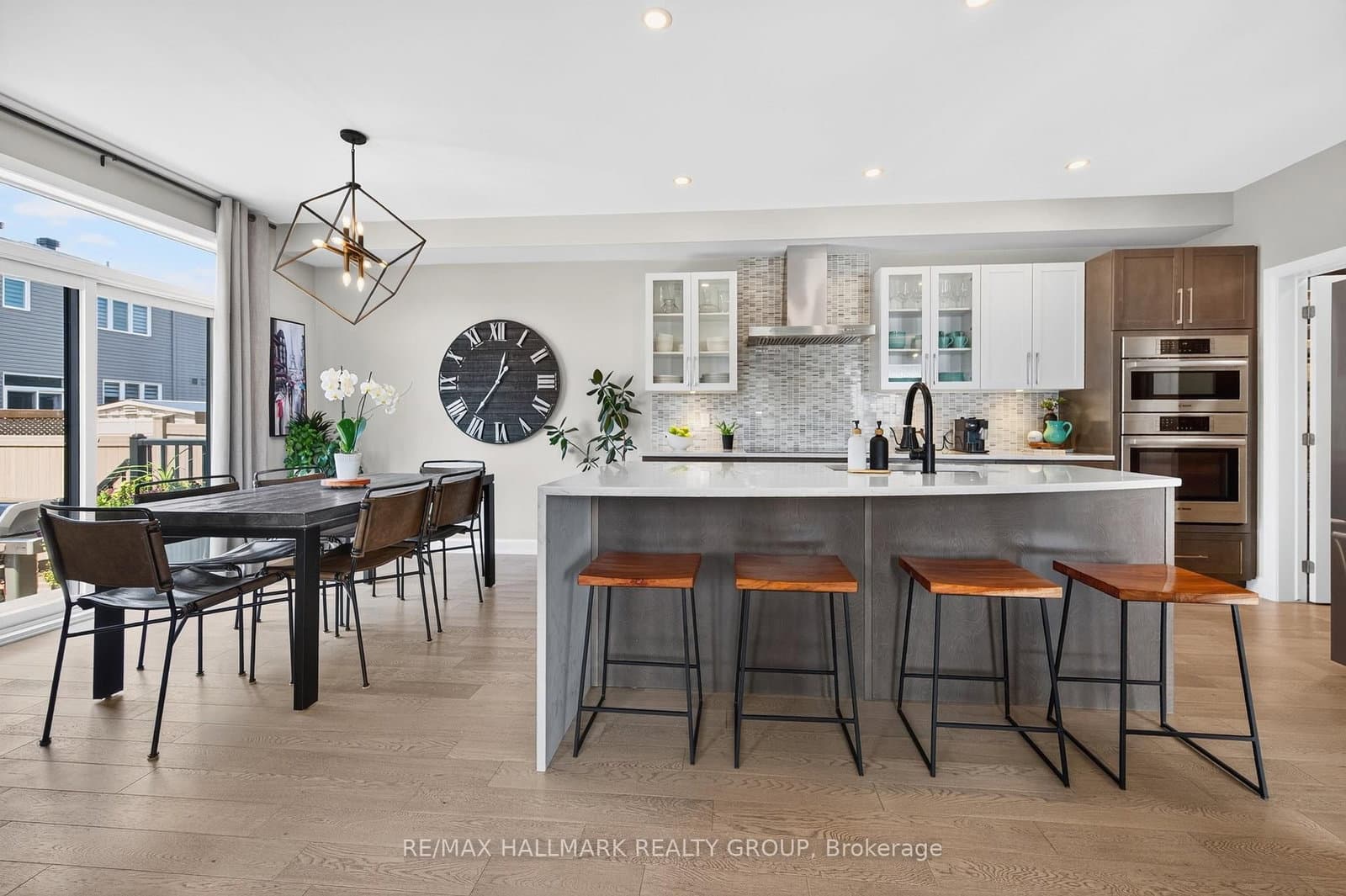 595 Decoeur Drive thumbnail 9