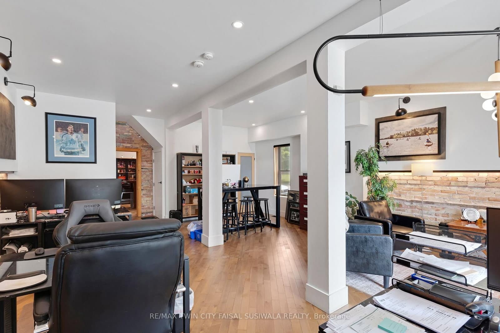 1020 King Street E thumbnail 10