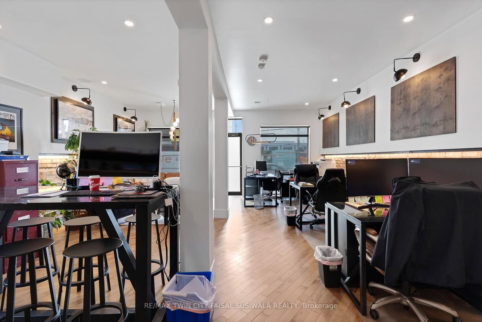 1020 King Street E thumbnail 11