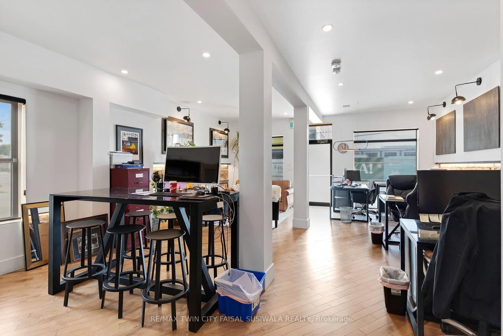 1020 King Street E thumbnail 13