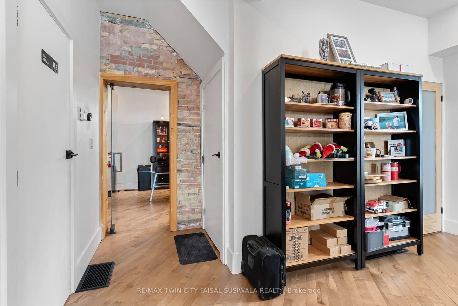 1020 King Street E thumbnail 14
