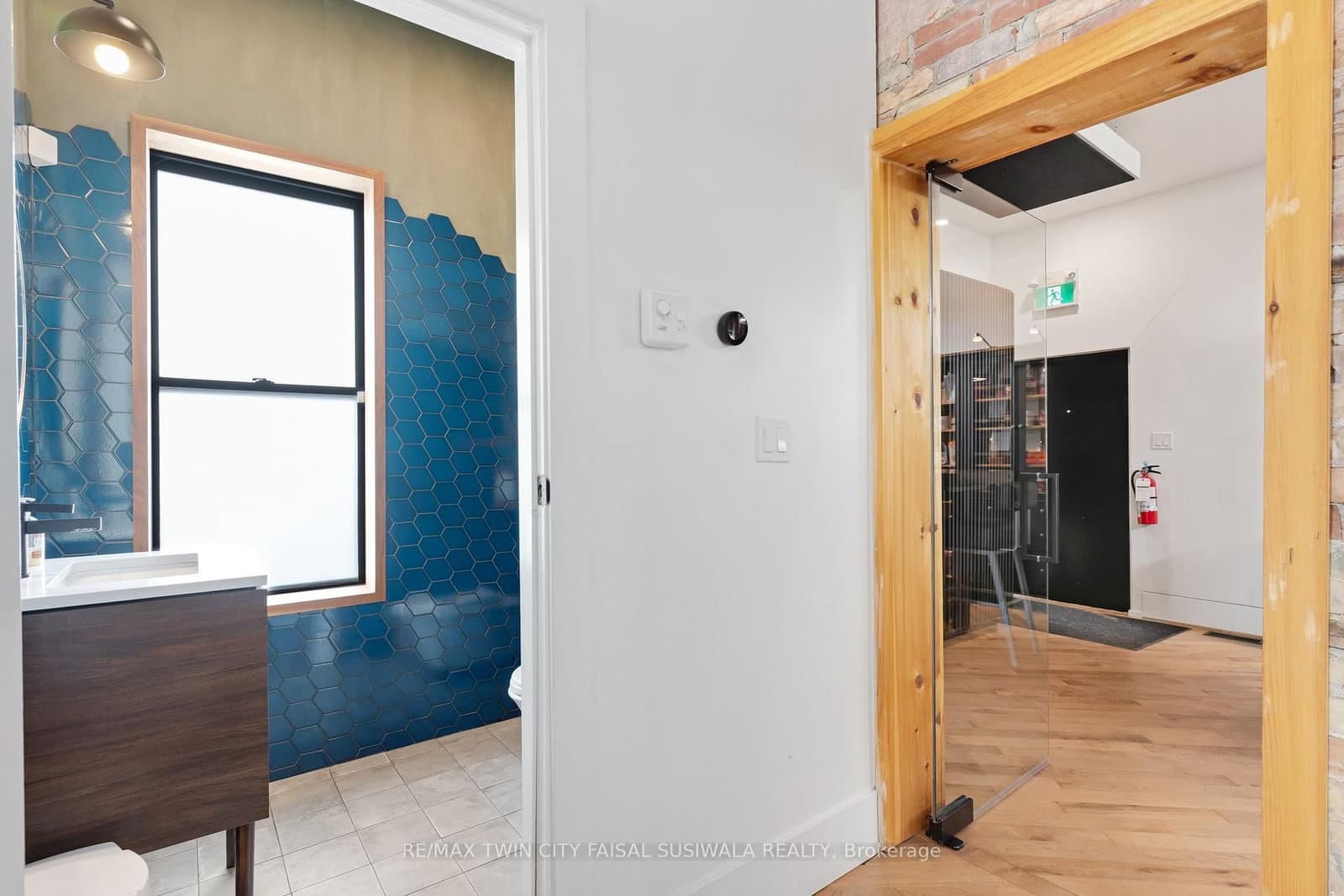 1020 King Street E thumbnail 16