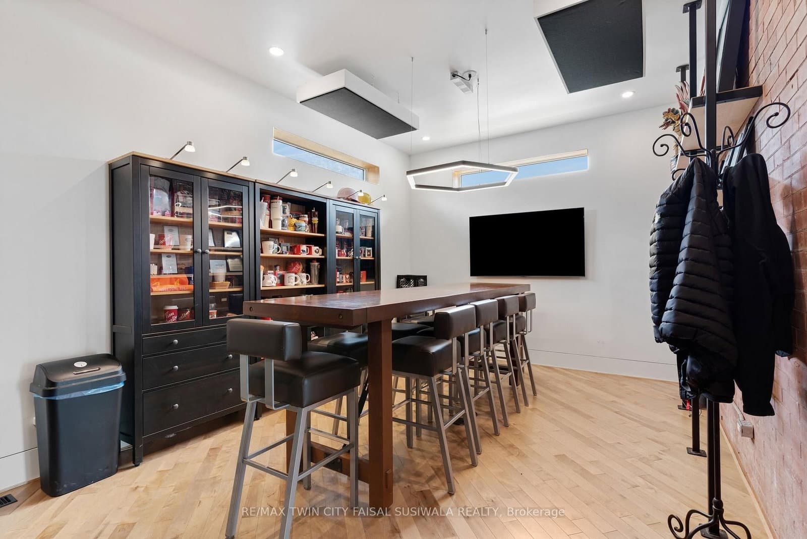 1020 King Street E thumbnail 19