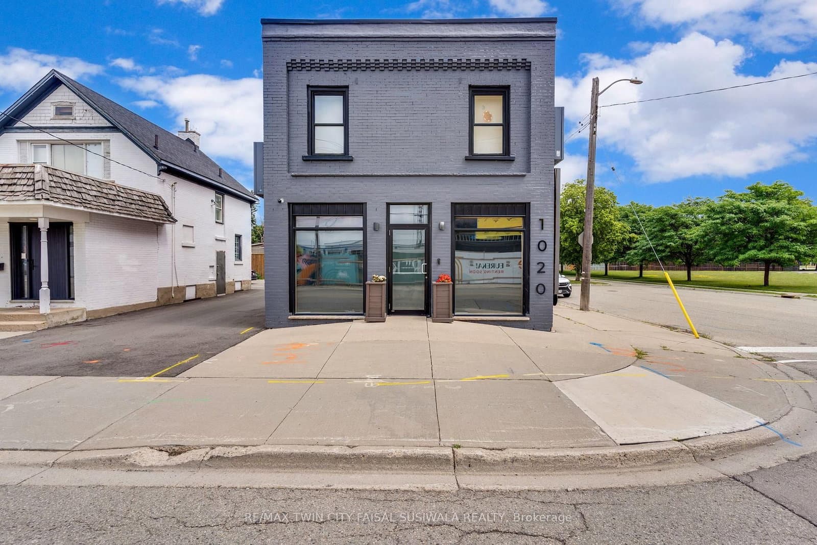 1020 King Street E thumbnail 2