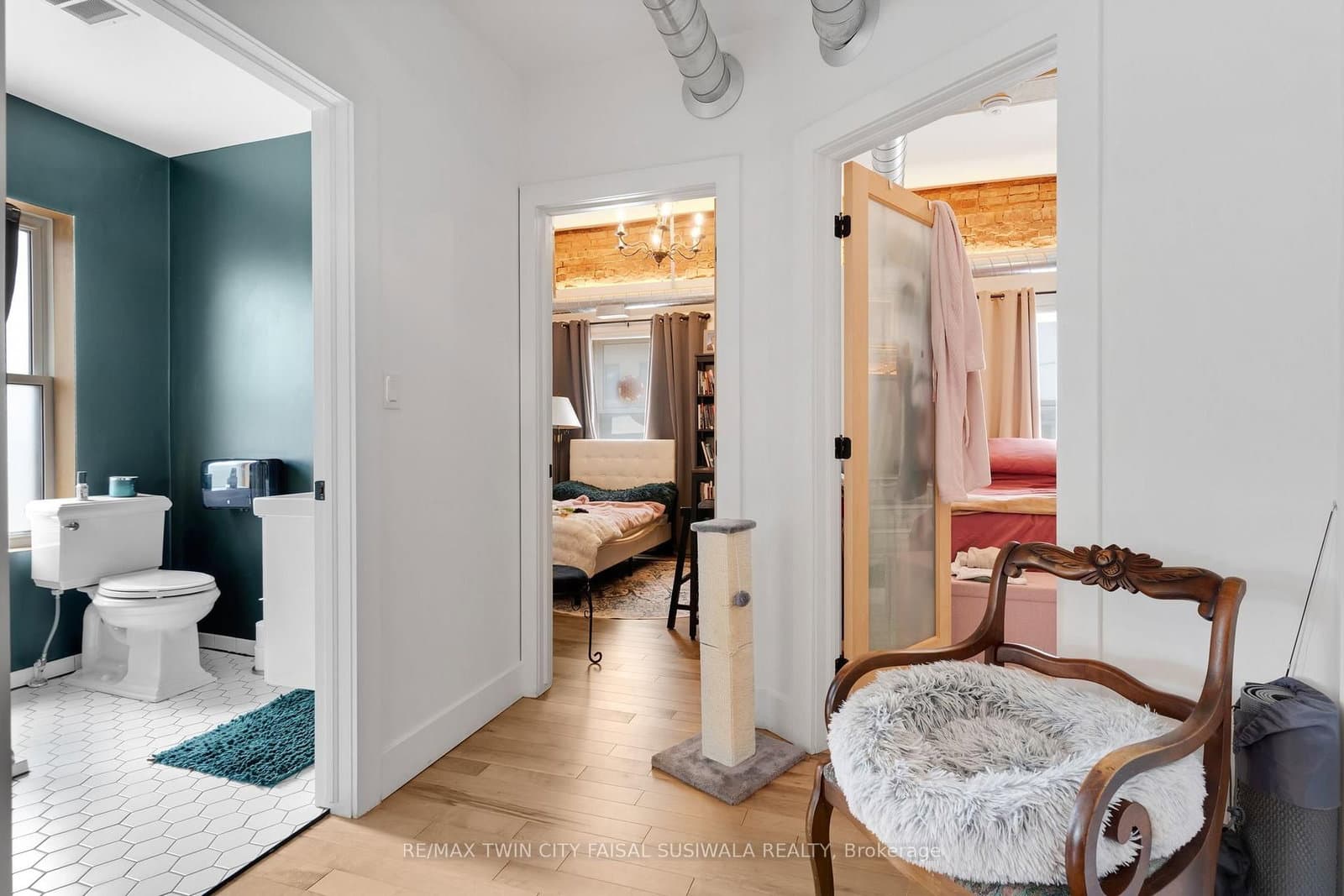 1020 King Street E thumbnail 31