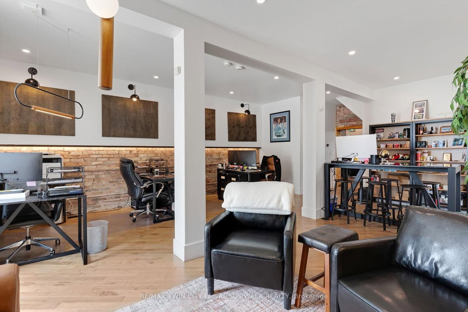 1020 King Street E thumbnail 8