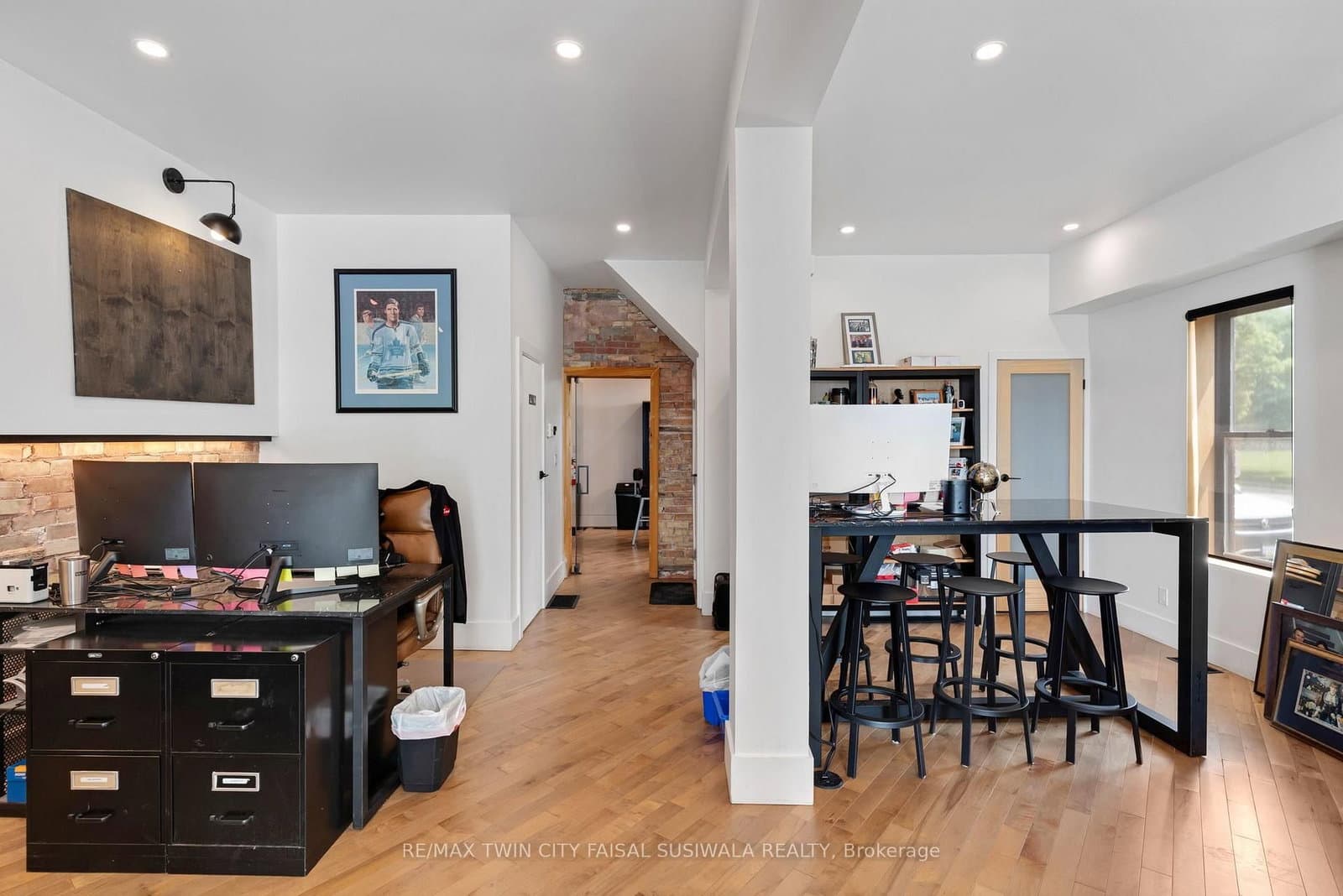 1020 King Street E thumbnail 9