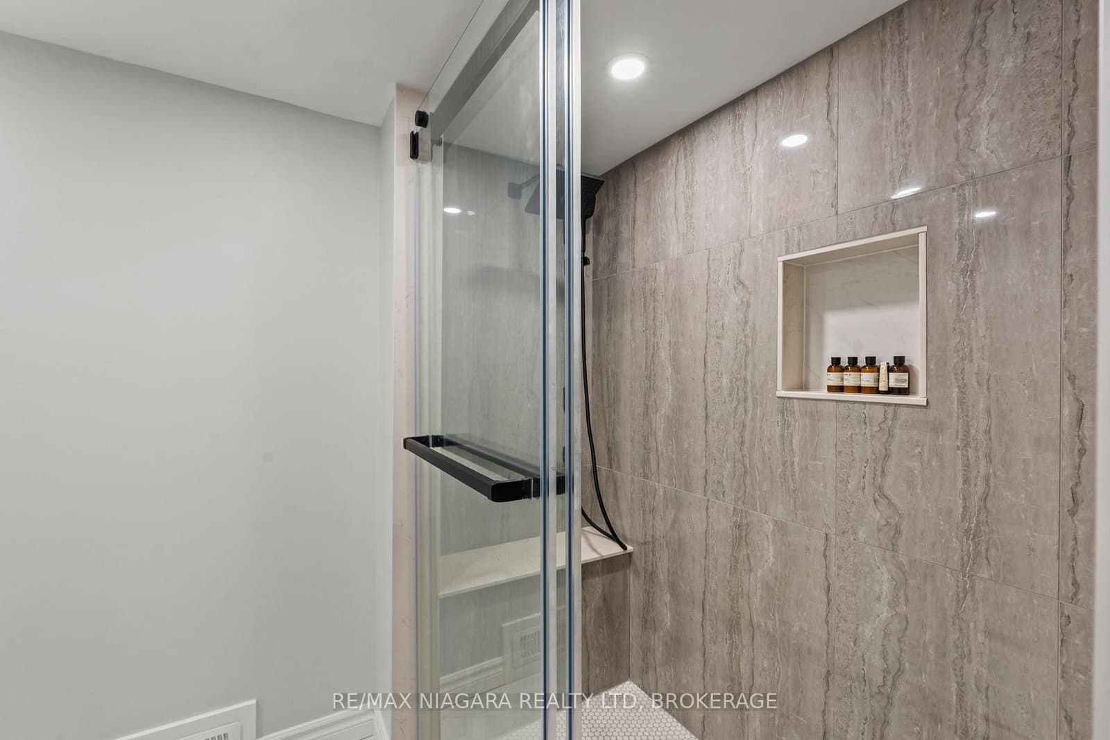 130 John Street W thumbnail 31