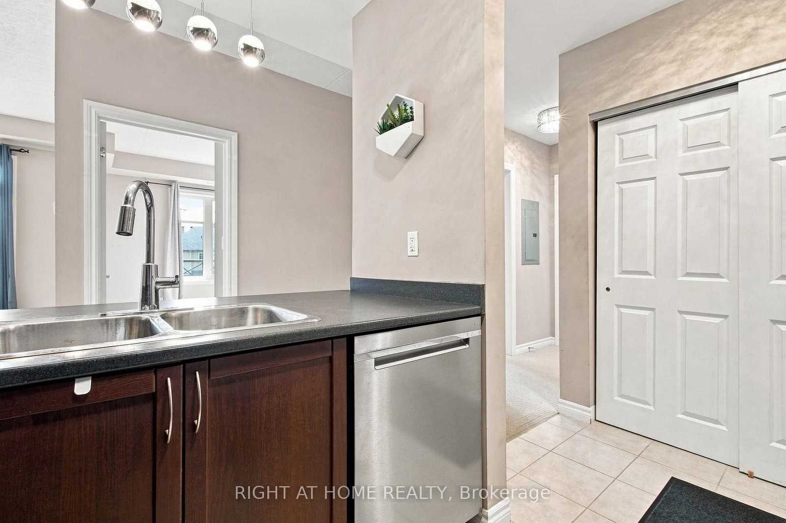 2 Colonial Drive, Unit 201 thumbnail 10