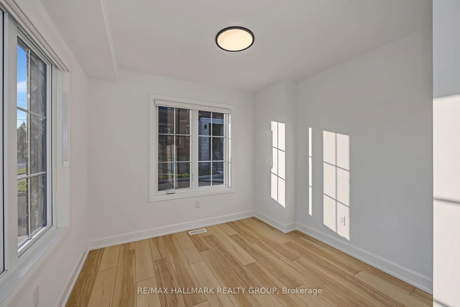 422 Rolling Meadow Crescent thumbnail 4
