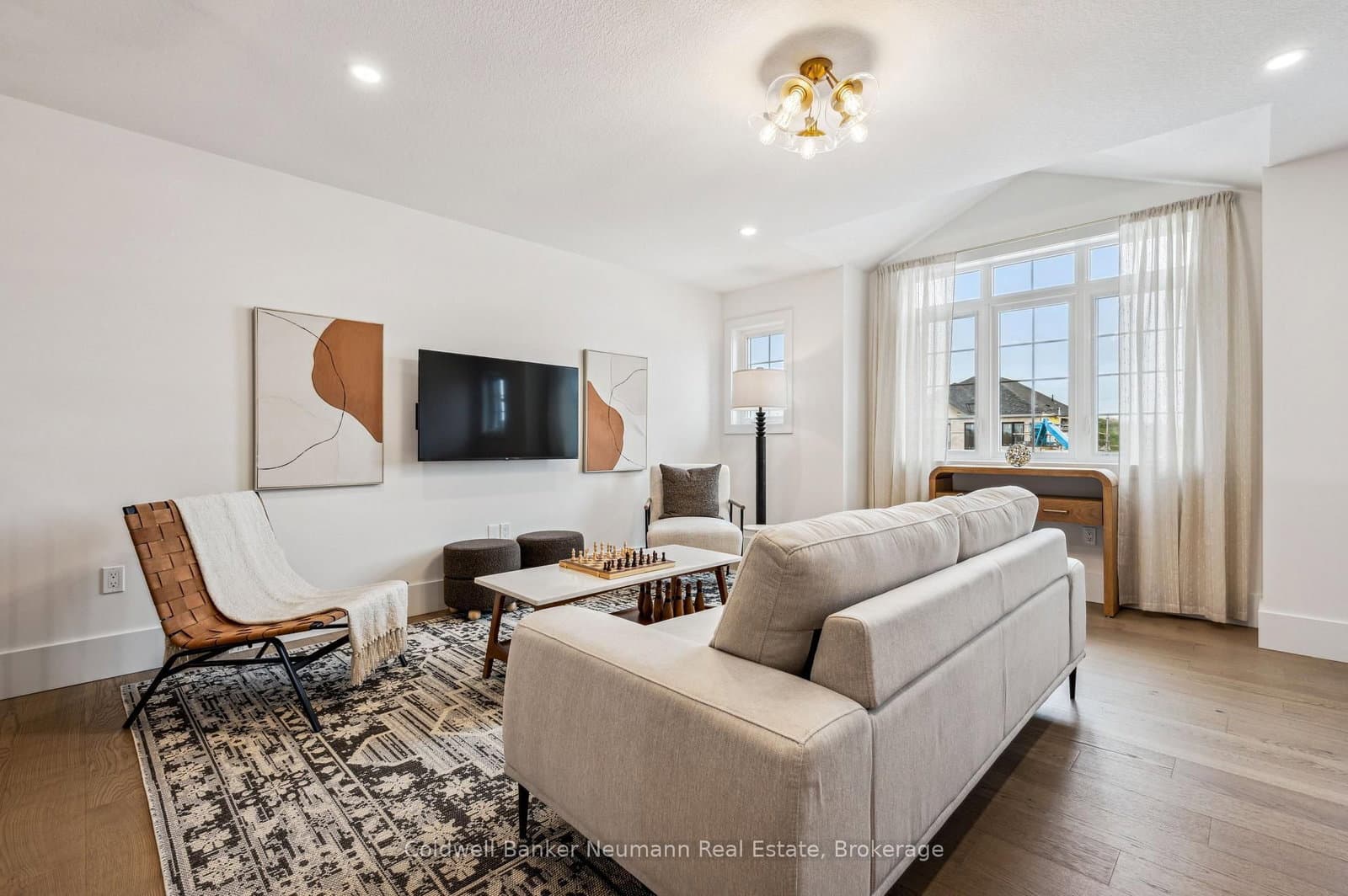 645 Anton Crescent thumbnail 11