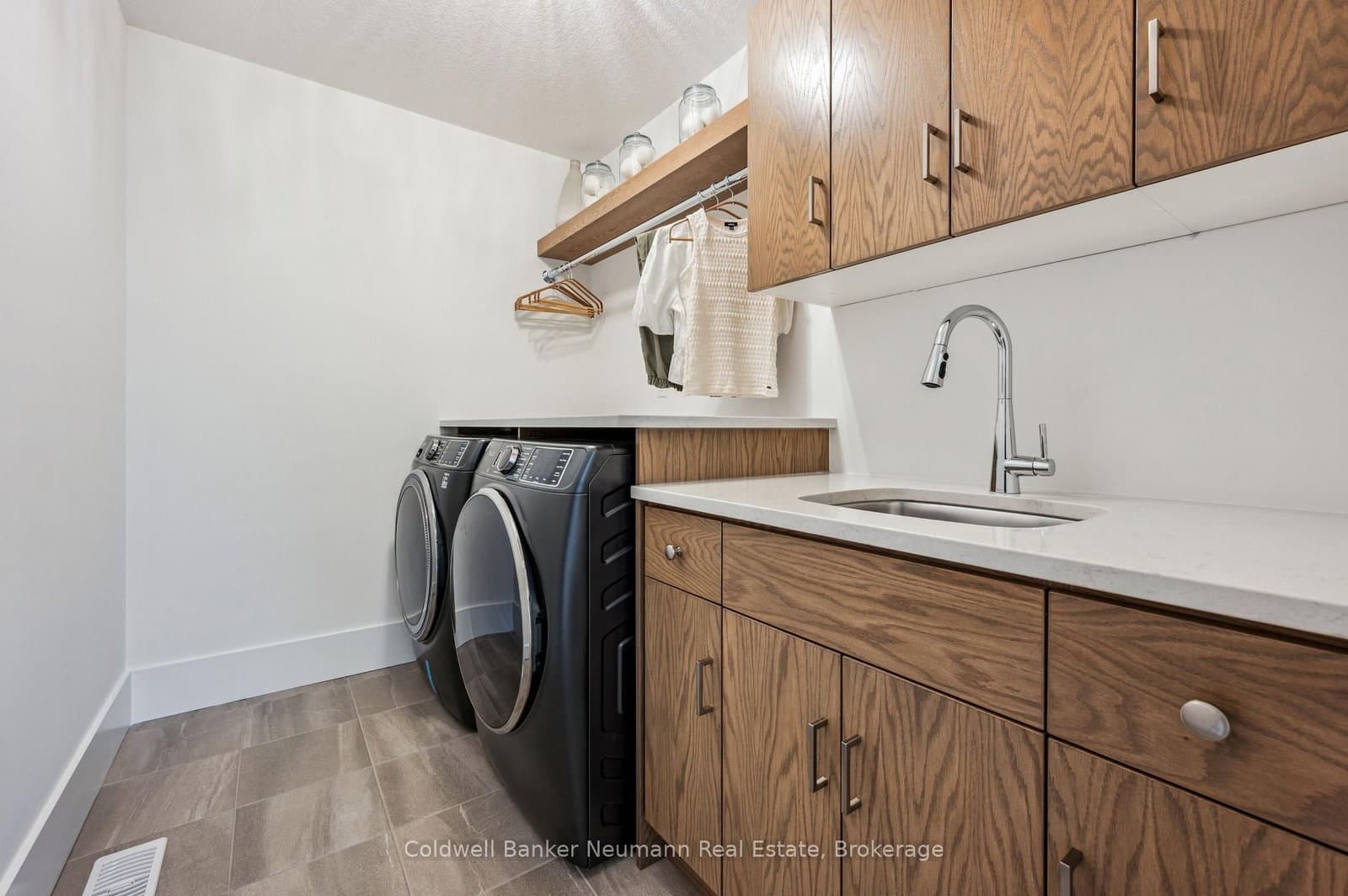 645 Anton Crescent thumbnail 20