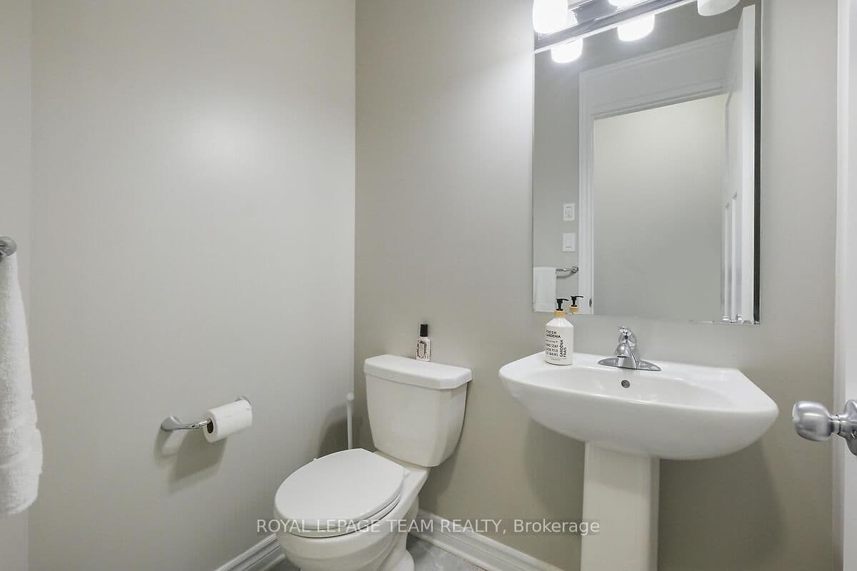 253 Fergus Crescent thumbnail 22