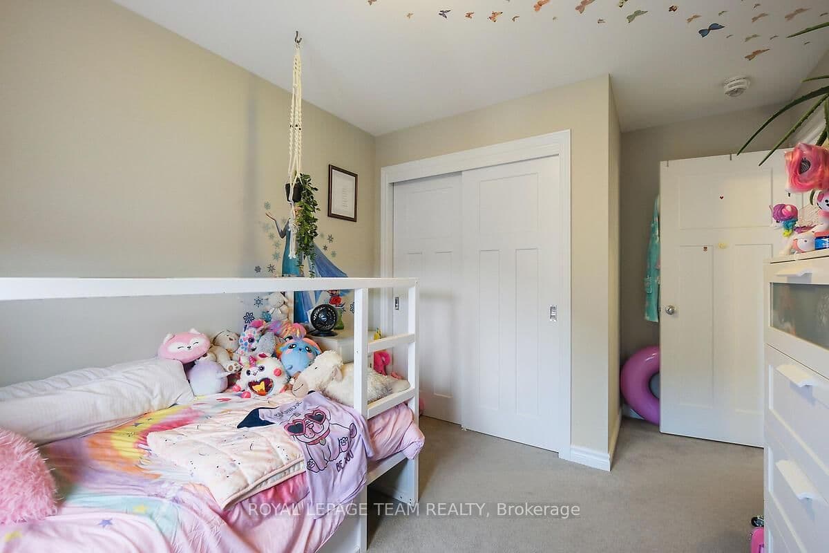 253 Fergus Crescent thumbnail 29