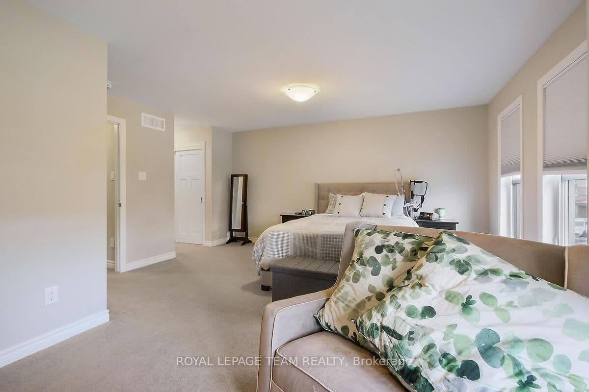 253 Fergus Crescent thumbnail 35